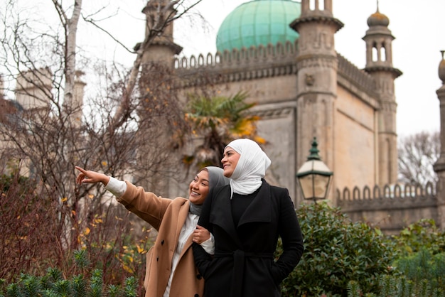 Foto grátis mulheres vestindo hijab e se divertindo