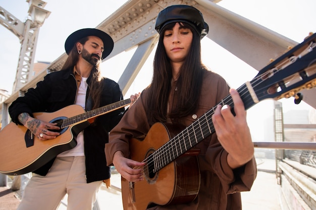 Foto grátis músicos tocando violão nas ruas