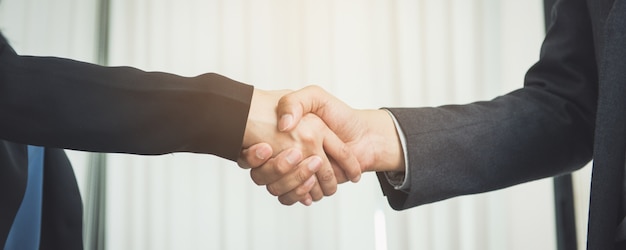 Foto grátis negócio de negociação, imagem empresárias aperto de mão, feliz com o trabalho, mulher de negócios que está desfrutando com seu colega de trabalho, handshake gesturing people connection deal concept.