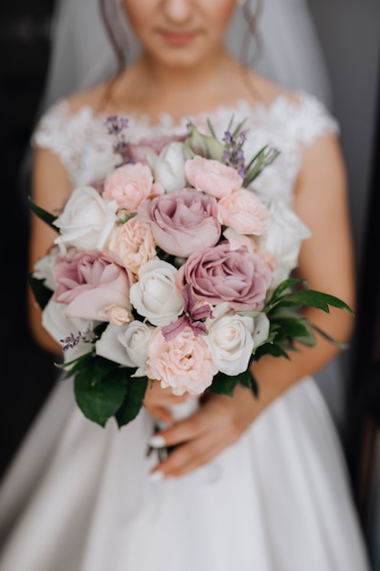 Foto grátis noiva segura o lindo buquê de noiva com rosas brancas, roxas e rosa