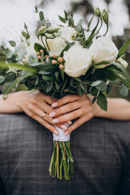 Noiva segurando seu buquê de casamento