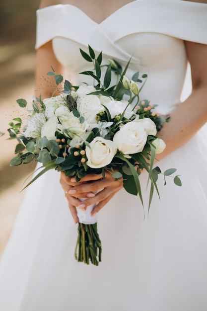 Foto grátis noiva segurando seu buquê de casamento