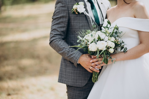 Noiva segurando seu buquê de casamento