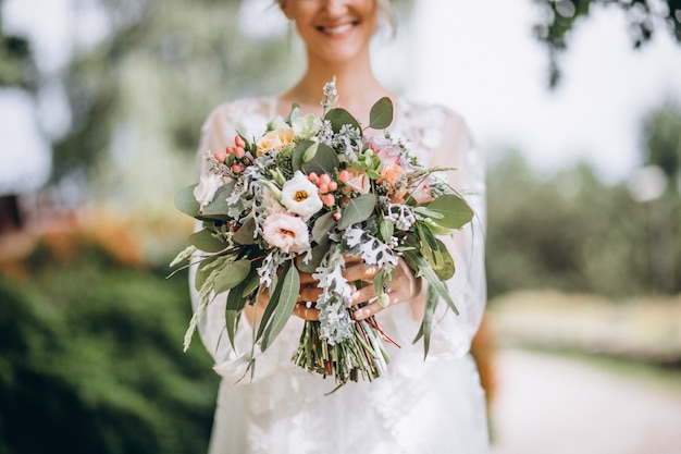 Foto grátis noiva segurando seu buquê no dia do casamento