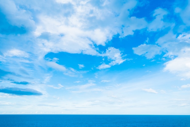 Nuvem branca no céu azul com mar e oceano