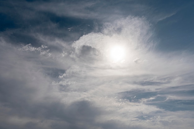 Foto grátis nuvens fofas em um céu ventoso com sol