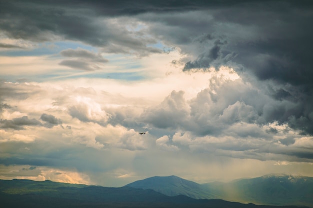 Foto grátis nuvens tempestuosas escuras