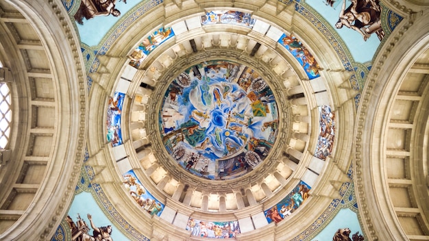 Foto grátis o interior do teto do palácio nacional em barcelona