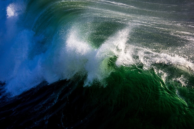 Foto grátis ondas poderosas no mar