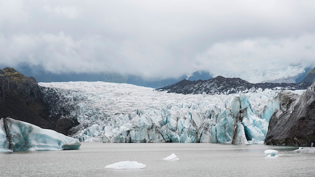 Foto grátis paisagem da natureza nublada pelo lago