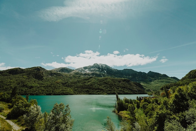 Paisagem, de, um, lago, cercado, por, montanhas