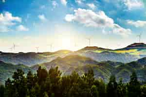 Foto grátis paisagem ensolarada com moinhos de vento