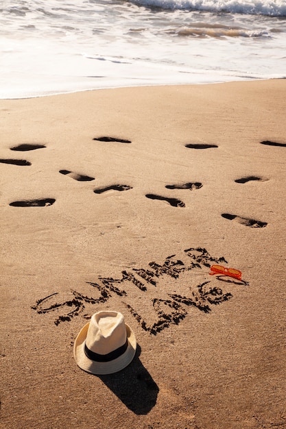 Foto grátis palavras na areia sobre o verão