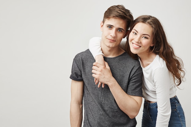 Foto grátis par de amantes, abraçando e sorrindo