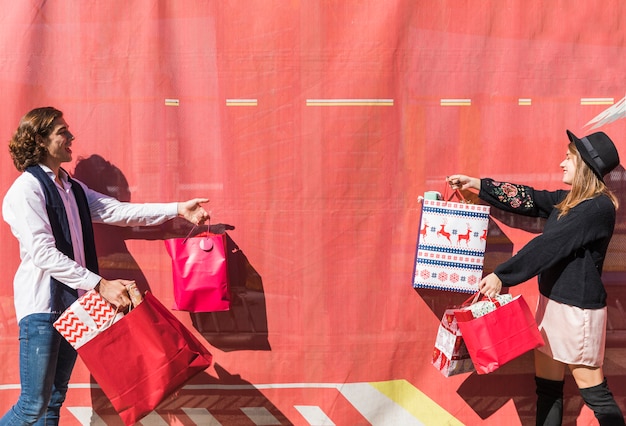 Foto grátis par jovem, segurando, bolsas para compras