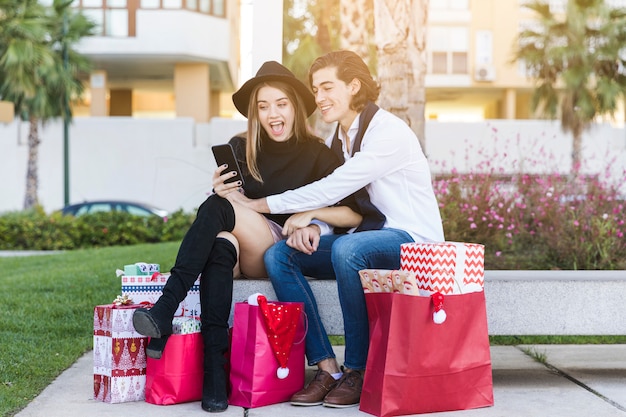 Par, sentando, com, smartphone, ligado, banco