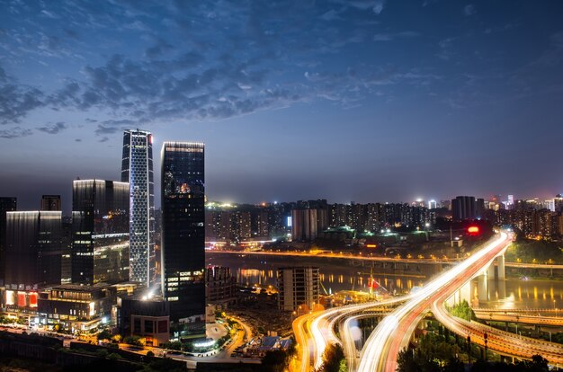 Passagem de intercâmbio de cidade na noite com show de luz roxa em chong qing