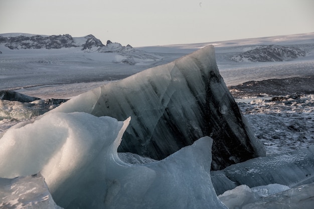 Pedaços de gelo na lagoa glacial Jokulsarlon na Islândia