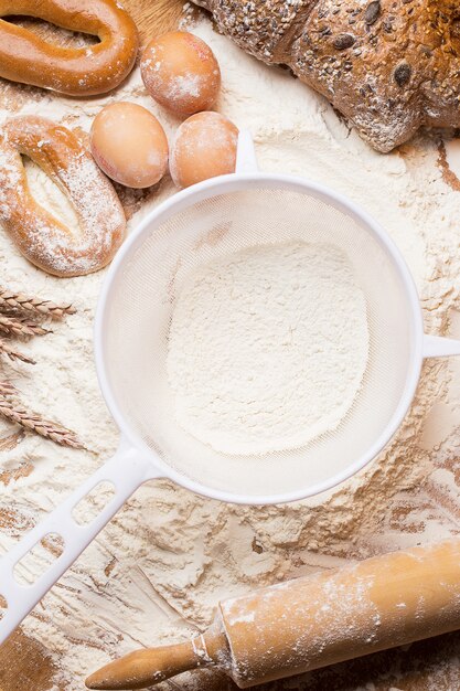 Peneira branca com farinha e pão