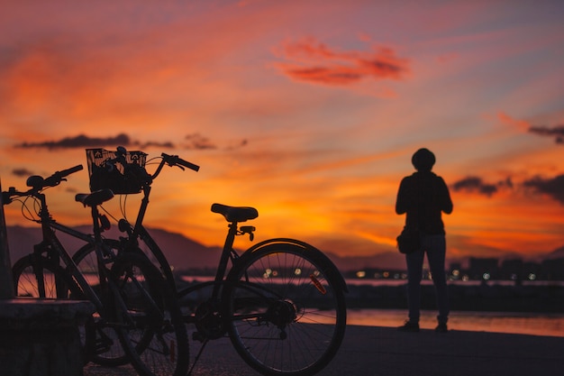 Pessoa em bicicleta no por do sol