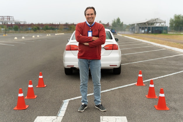 Foto grátis pessoa fazendo exame de carteira de motorista