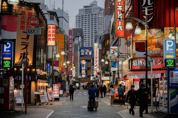 Foto grátis pessoas andando nas ruas do japão à noite