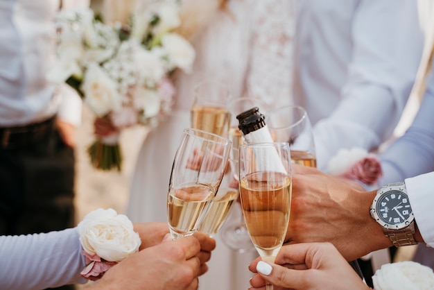 Foto grátis pessoas celebrando um casamento na praia