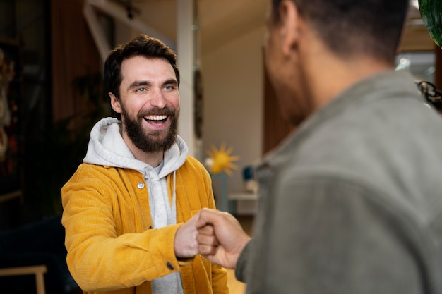 Foto grátis pessoas de coworking trabalhando juntas