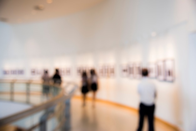 Foto grátis pessoas desfrutando de uma exposição de arte