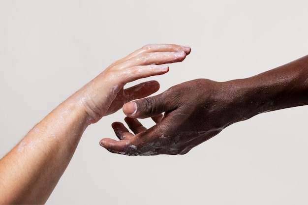 Foto grátis pessoas lavando as mãos com sabão