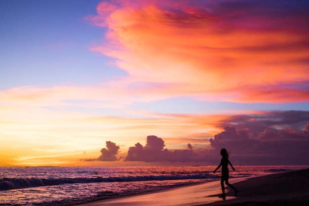 Foto grátis pessoas na praia ao pôr do sol.