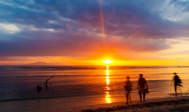 Foto grátis pessoas que contemplam o pôr do sol sobre bali