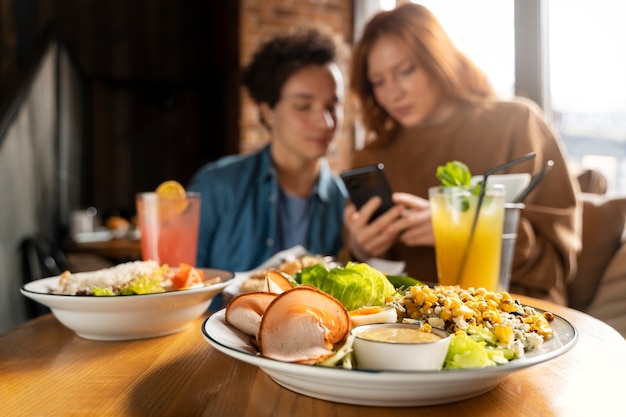 Foto grátis pessoas tirando fotos de comida