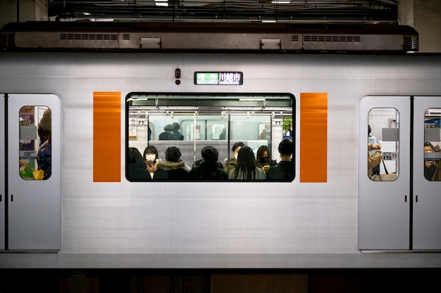 Foto grátis pessoas viajando pela cidade