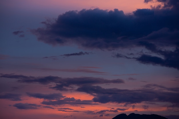 Foto grátis pôr do sol céu luz rosa com belas nuvens.