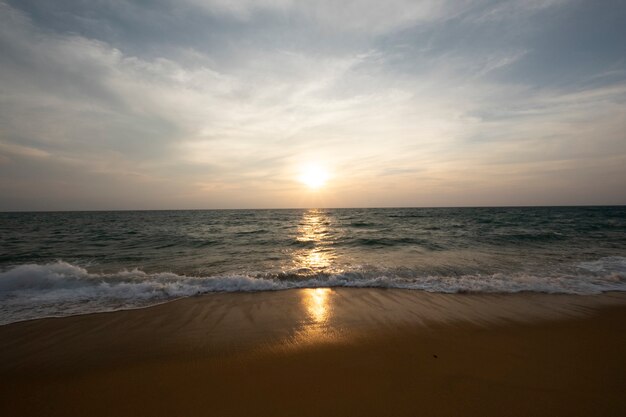 pôr do sol e mar