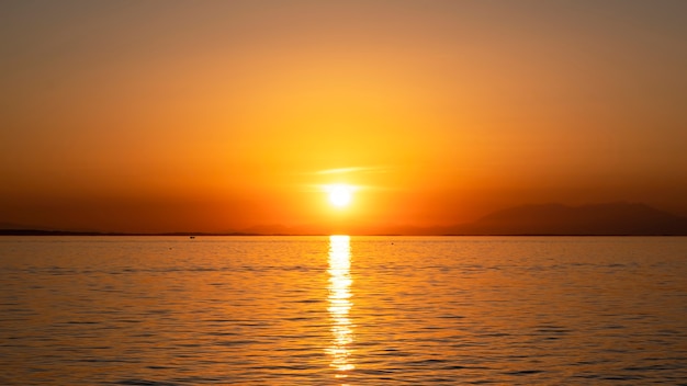 Foto grátis pôr do sol na costa do mar egeu, navio e terra ao longe, água, grécia