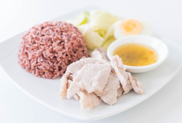 Foto grátis porco cozinhado com molho picante e limão com arroz de baga