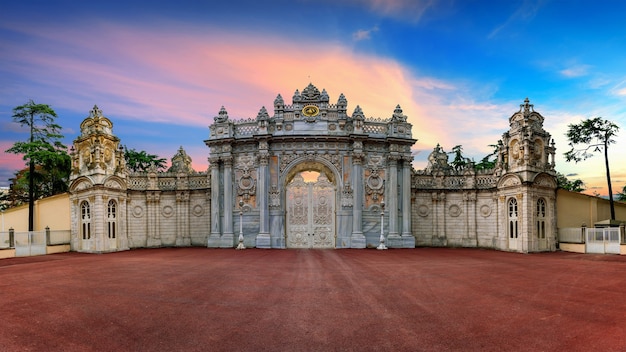 Portão de entrada ao pôr do sol em Istambul, Turquia.