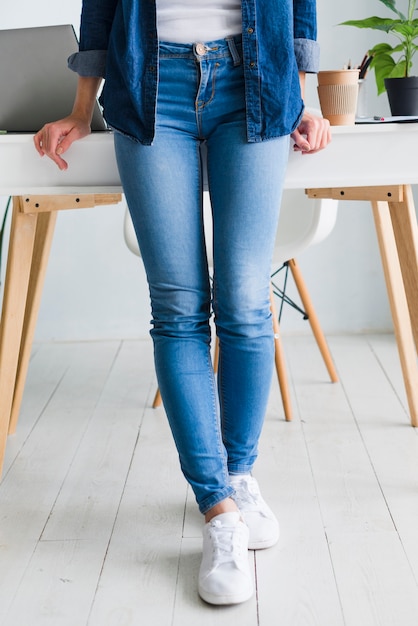 Foto grátis posição mulher, em, escritório