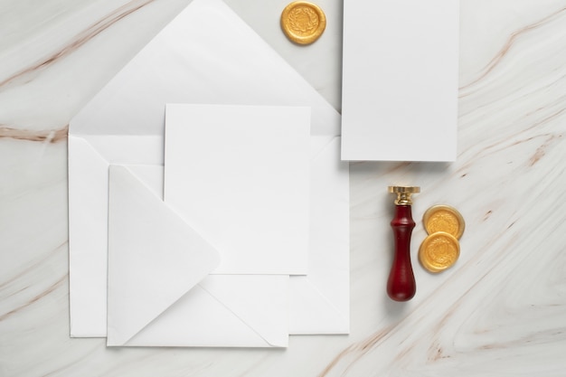 Foto grátis postura plana de papel de casamento e envelope com selo e carimbo