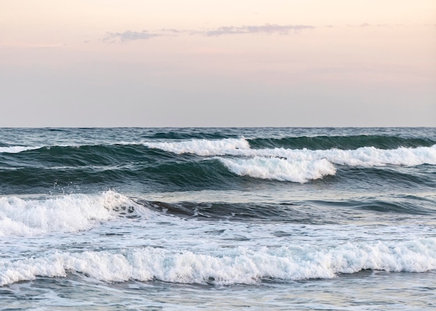 Praia de areia ao lado do oceano pacífico