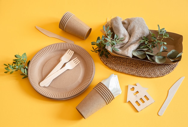 Foto grátis pratos descartáveis ecológicos feitos de papel sobre uma superfície laranja