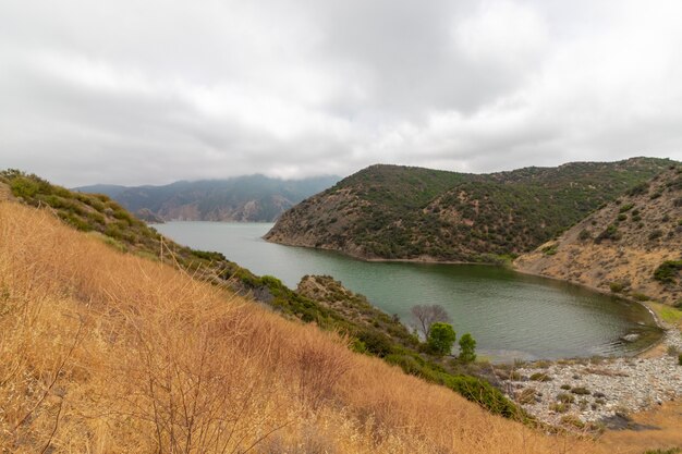 Pyramid Lake, na Califórnia, capturado em um dia nublado