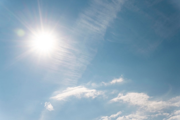 Foto grátis raios de sol no céu nublado