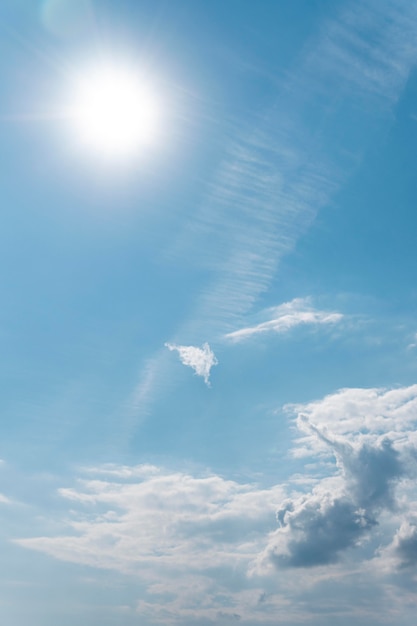 Foto grátis raios de sol no céu nublado