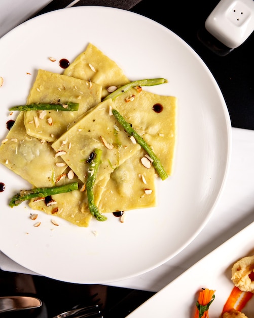 Foto grátis ravioli com aspargos e nozes raladas