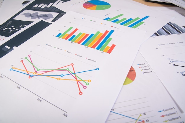 Foto grátis relatório de negócios. gráficos e gráficos. relatórios de negócios e pilha de documentos. conceito de negócios.