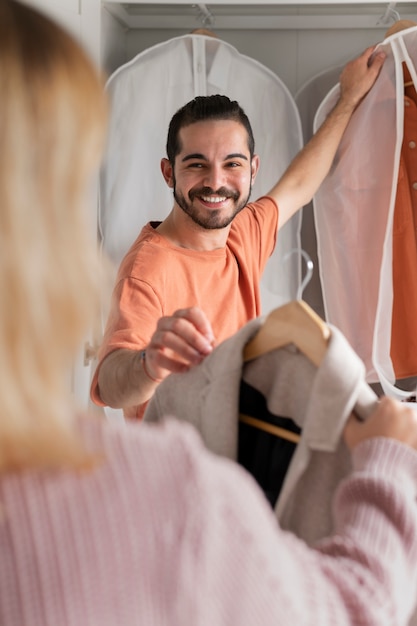 Foto grátis renovação de guarda-roupas para o inverno