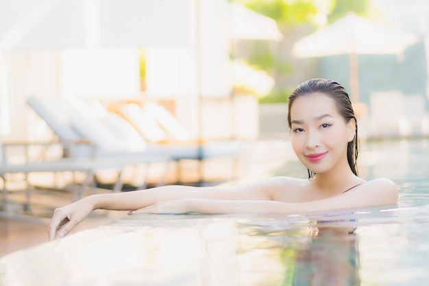 Foto grátis retrato bela jovem asiática relaxando sorriso lazer ao redor da piscina